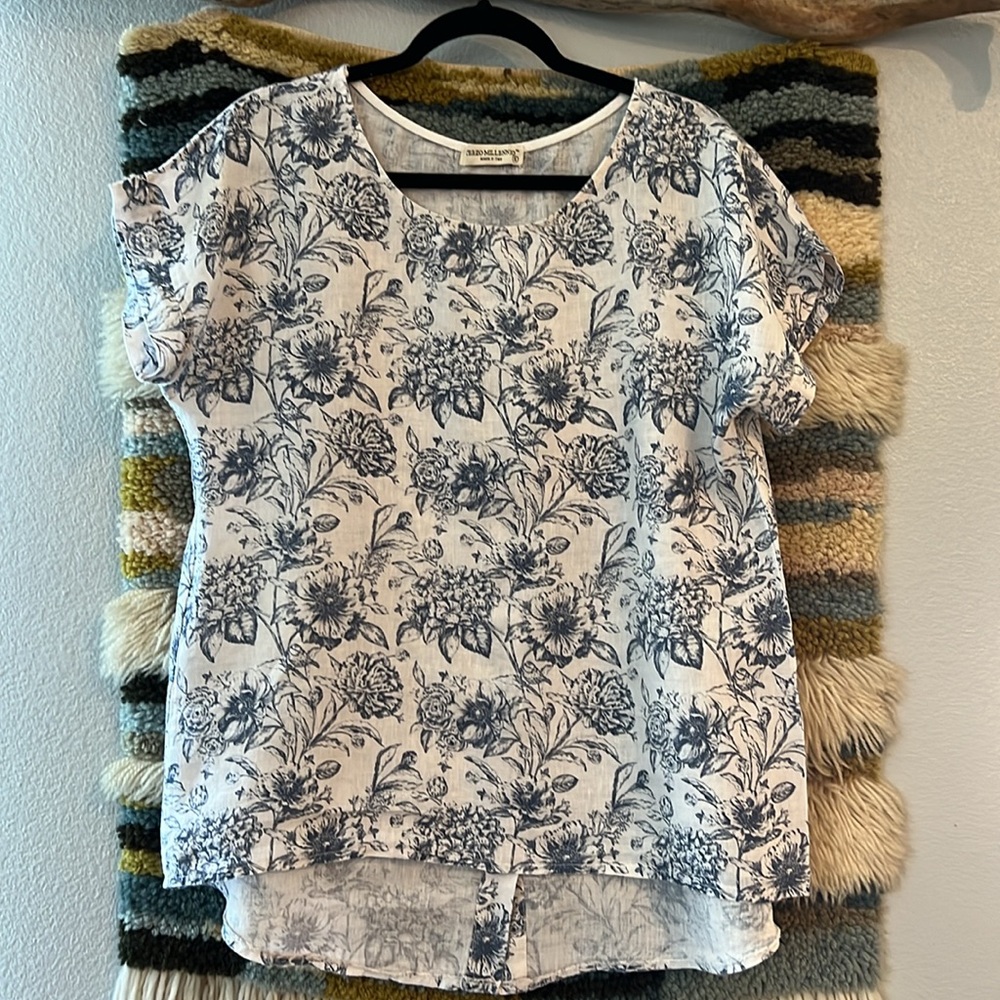 TERZO MILLENNIO Linen Tunic Blouse Button Back Cap Sleeves White Blue Floral S